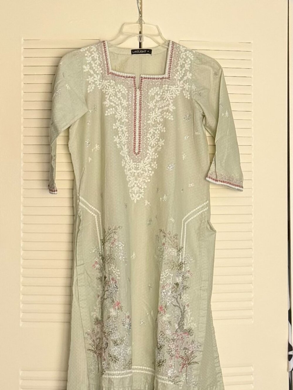 ‘Chikan Kari’ Embroidered Pista/Light Green Linen Top Size S - Picture 2 of 8